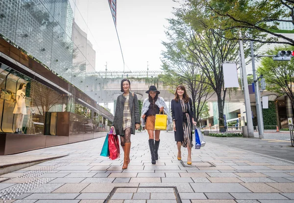 Las mujeres de compras en Tokio — Foto de Stock