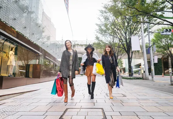 Kvinnor shopping i Tokyo — Stockfoto