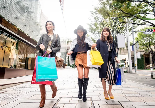 Las mujeres de compras en Tokio — Foto de Stock