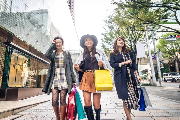 女性が東京でお買い物 — ストック写真