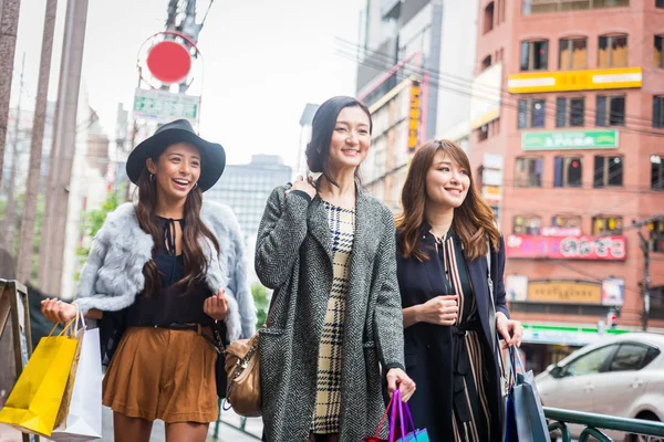 女性が東京でお買い物 — ストック写真