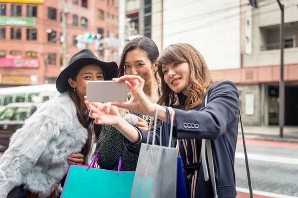 Kvinnor shopping i Tokyo — Stockfoto