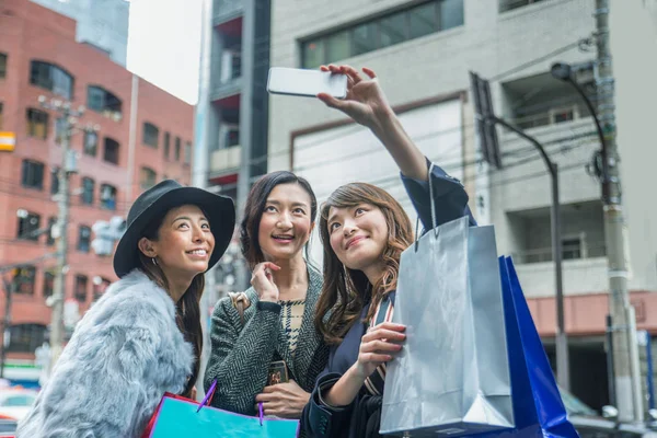 女性が東京でお買い物 — ストック写真