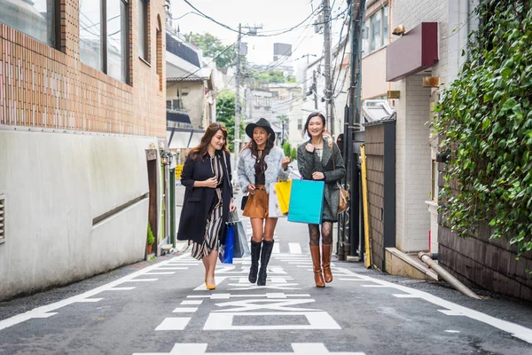 Women shopping in Tokyo — Stock Photo, Image