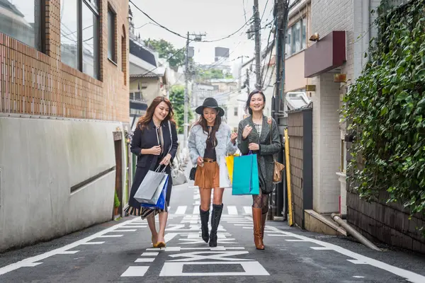 Las mujeres de compras en Tokio — Foto de Stock