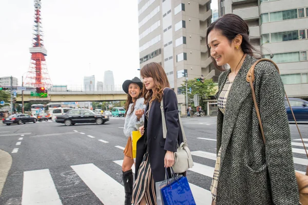 Kvinnor shopping i Tokyo — Stockfoto