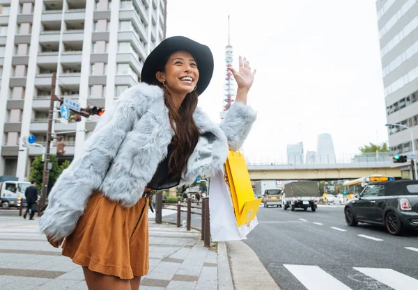 女性が東京でお買い物 — ストック写真