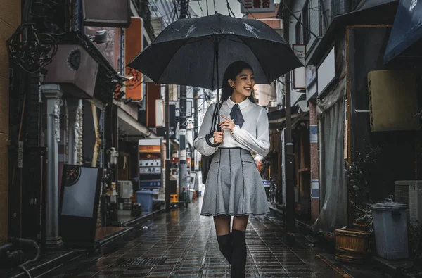 Ung japansk flicka utomhus — Stockfoto