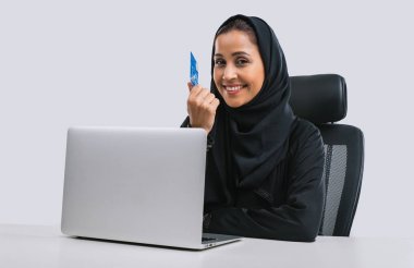 Abaja giyen güzel Orta Doğu kadın