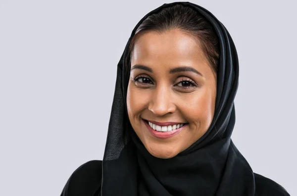 Bela mulher do Oriente Médio vestindo abaja — Fotografia de Stock