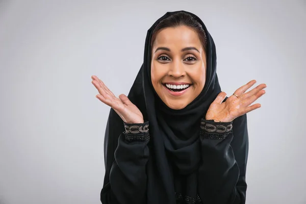 Gyönyörű közel-keleti nő visel abaja — Stock Fotó