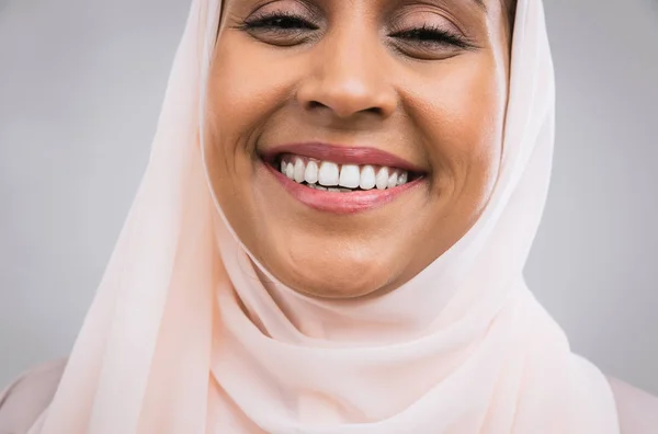 Bela mulher do Oriente Médio vestindo abaja — Fotografia de Stock