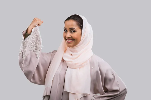 Vackra Mellanöstern kvinna som bär abaja — Stockfoto