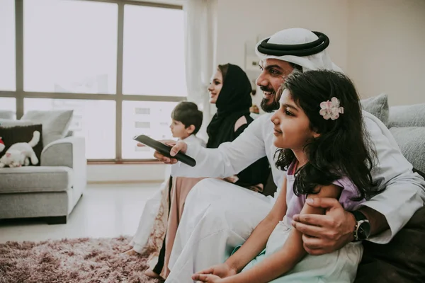 アラビア語の幸せな家族生活の瞬間は自宅 — ストック写真