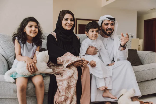 Arabic happy family gaya hidup saat di rumah — Stok Foto