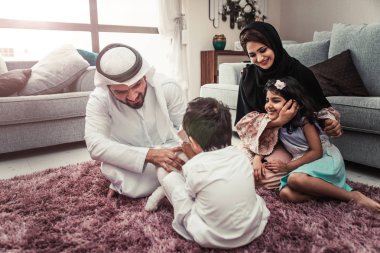 Arapça mutlu aile yaşam tarzı anlar evde