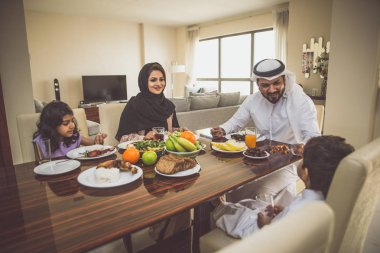 Arapça mutlu aile yaşam tarzı anlar evde