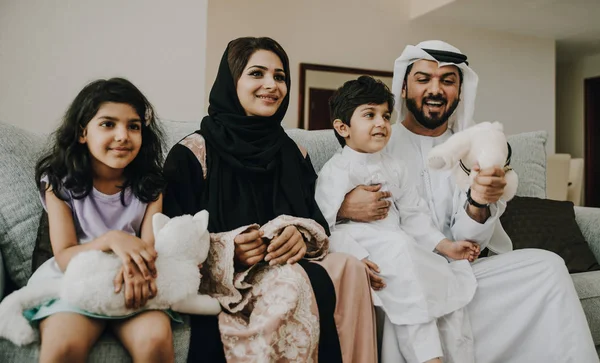 Арабский счастливый семейный образ жизни моменты дома — стоковое фото