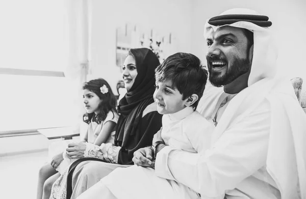 아랍어 행복 가족 생활 순간 집에서 — 스톡 사진