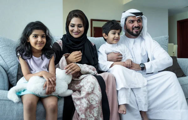 Arabic happy family gaya hidup saat di rumah — Stok Foto