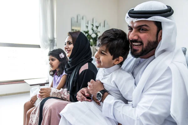 Arabic happy family gaya hidup saat di rumah — Stok Foto