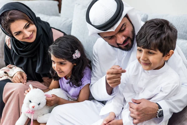 Arab boldog családi életmód pillanatok otthon — Stock Fotó