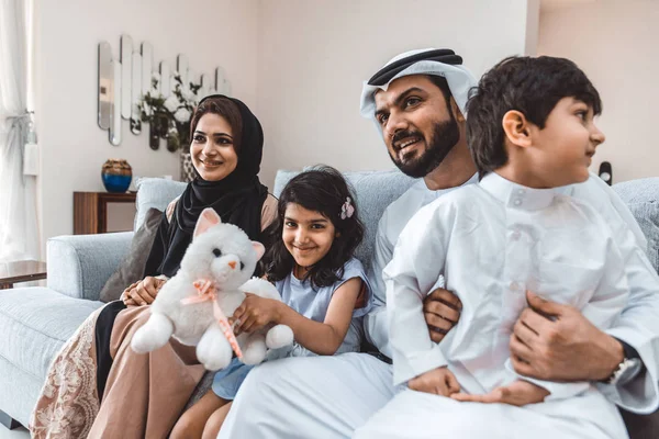 Arabic happy family gaya hidup saat di rumah — Stok Foto