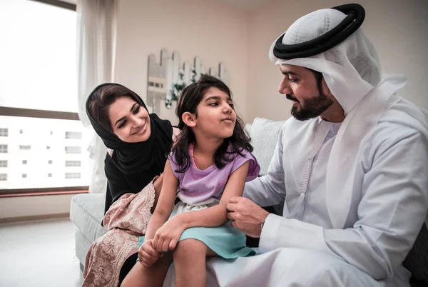 아랍어 행복 가족 생활 순간 집에서 — 스톡 사진