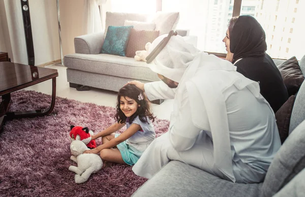 Arabiska glad familj livsstil stunder hemma — Stockfoto