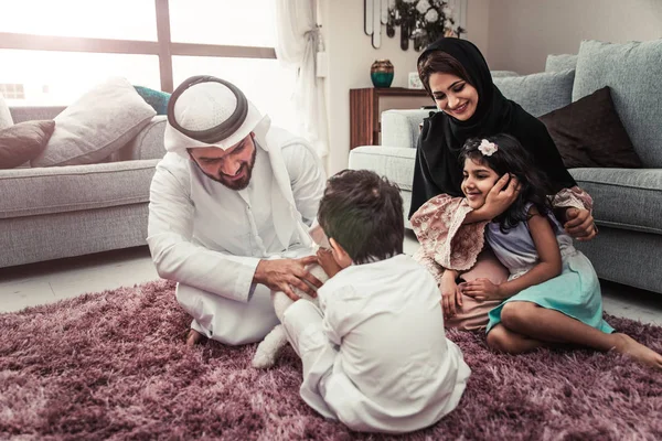 Arapça mutlu aile yaşam tarzı anlar evde — Stok fotoğraf
