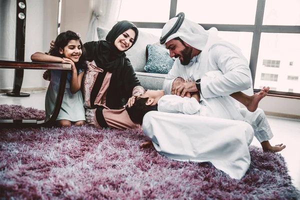 Arabic happy family gaya hidup saat di rumah — Stok Foto