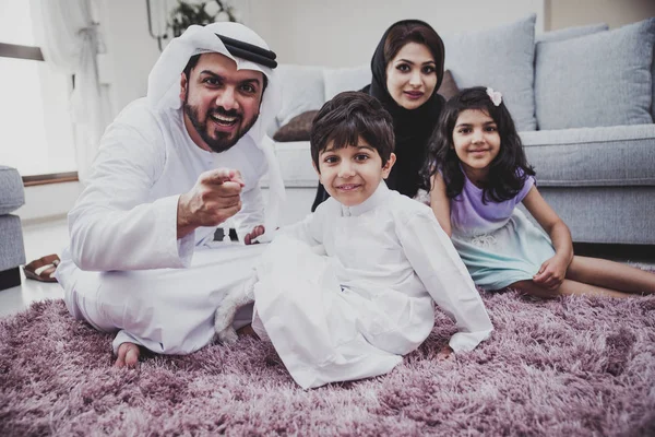 Arabic happy family gaya hidup saat di rumah — Stok Foto