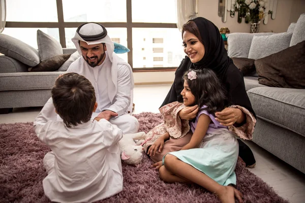 Arabic happy family gaya hidup saat di rumah — Stok Foto