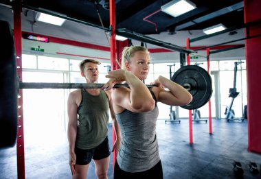 Bir çapraz-fit spor salonunda eğitim sporcular