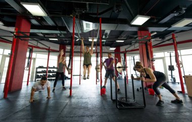 Bir çapraz-fit spor salonunda eğitim sporcular