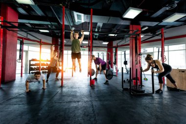 Bir çapraz-fit spor salonunda eğitim sporcular