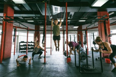 Bir çapraz-fit spor salonunda eğitim sporcular