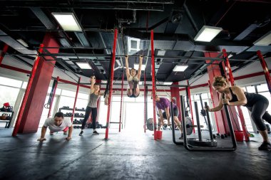 Bir çapraz-fit spor salonunda eğitim sporcular