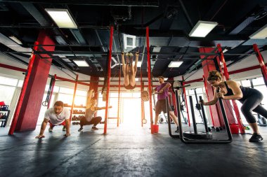 Bir çapraz-fit spor salonunda eğitim sporcular