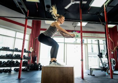 Bir çapraz-fit spor salonunda eğitim sporcular