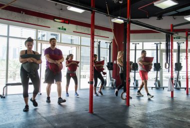 Bir çapraz-fit spor salonunda eğitim sporcular