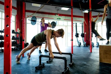 Bir çapraz-fit spor salonunda eğitim sporcular