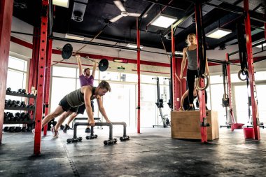 Bir çapraz-fit spor salonunda eğitim sporcular