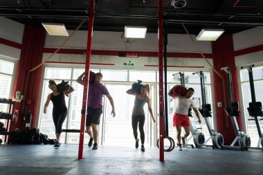 Bir çapraz-fit spor salonunda eğitim sporcular