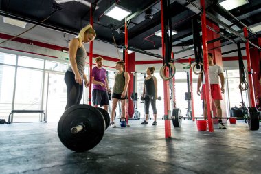 Bir çapraz-fit spor salonunda eğitim sporcular
