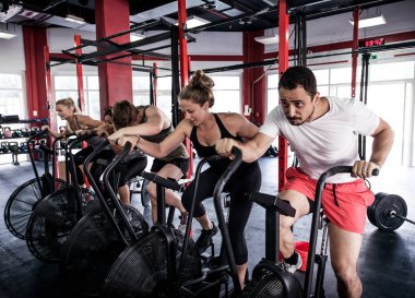 Bir çapraz-fit spor salonunda eğitim sporcular
