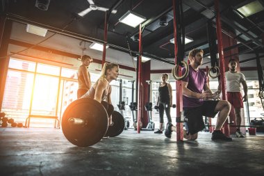 Bir çapraz-fit spor salonunda eğitim sporcular