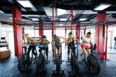 Bir çapraz-fit spor salonunda eğitim sporcular
