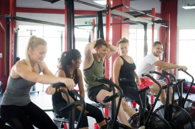 Bir çapraz-fit spor salonunda eğitim sporcular