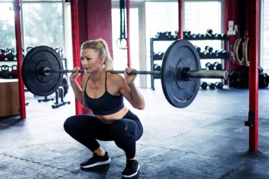 Bir çapraz-fit spor salonunda eğitim atlet
